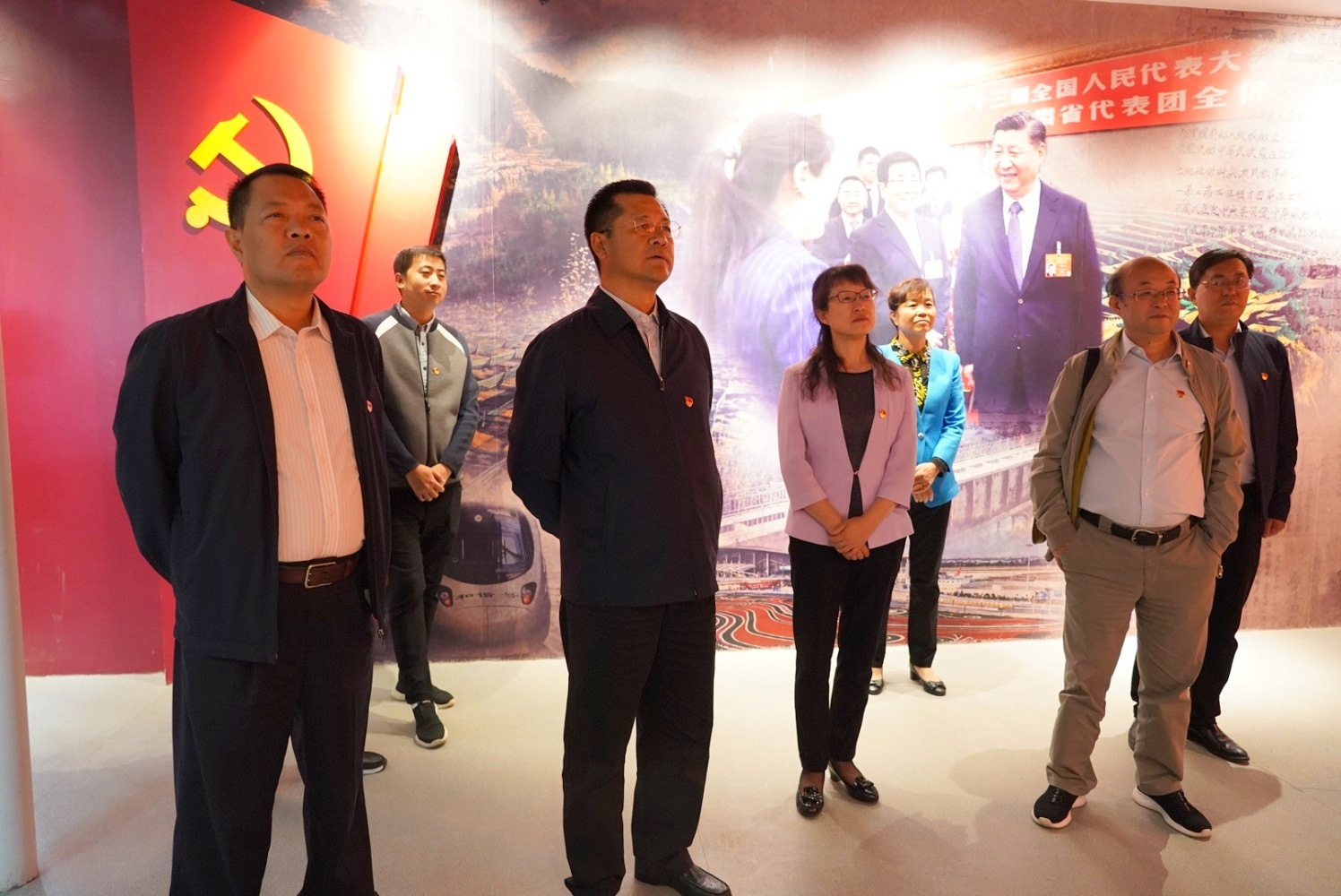 集團(tuán)公司開展“不忘初心、牢記使命”主題黨日活動 <br/> — 參觀主題教育檔案文獻(xiàn)展